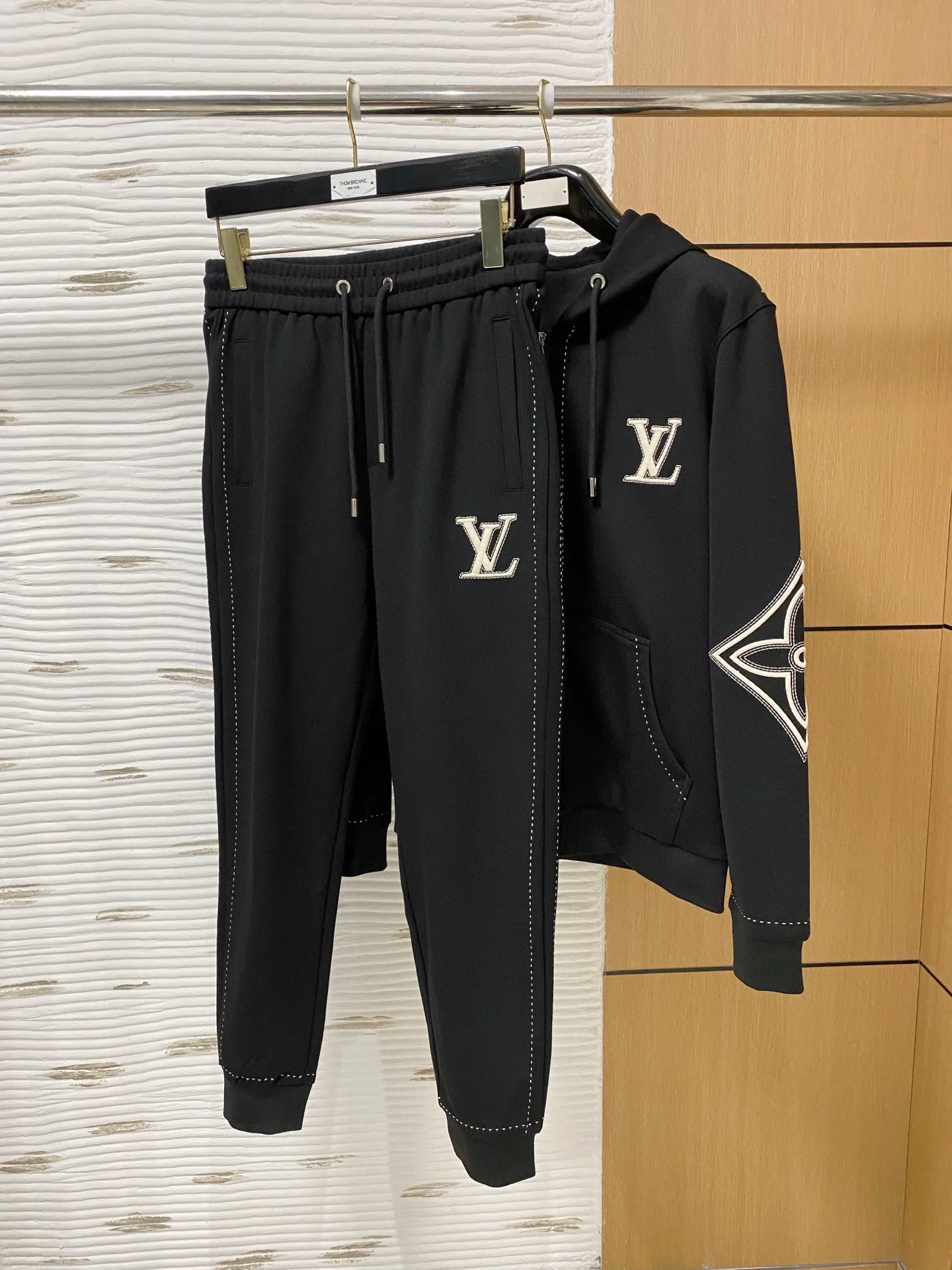 🅿️720 [LV Louis Vuitton] hot-selling suit is coming. Focus on the original version of the official website. 2025 new hot-selling cardigan and sweatshirt suit. The original order is the best. 🇭🇰The meticulous work of top designers. It has a fitting and perfect upper body effect. All-natural high-quality Tencel Roman cotton 100%, close-fitting comfort, noble and elegant! Original hardware embodies elegance and nobility! Counter size: M-3XL (maximum wear up to 190 pounds)